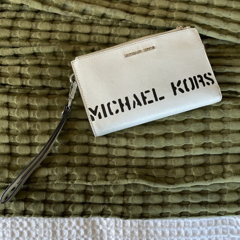 Michael Kors White and Black Wristlet